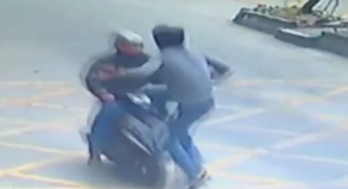 Video: Tài xế xe tải hạ gục tên cướp điện thoại vô cùng ngoạn mục