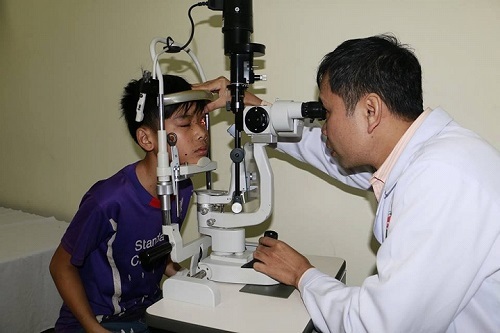 Nam sinh bị dập nát ngón tay, vỡ thủy tinh thể do nghịch kíp nổ