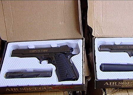 Hà Nội: Phát hiện hơn 100 khẩu súng ngắn bắn đạn bi trong kho của công ty