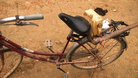 Nghệ An: Một phụ nữ tử vong bất thường bên chiếc xe đạp cũ