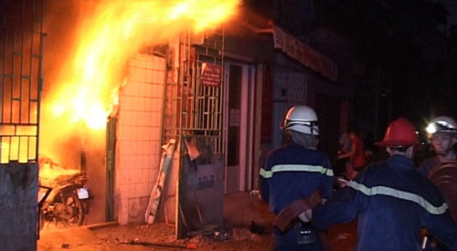 Phóng hỏa đốt kiốt quần áo trong đêm