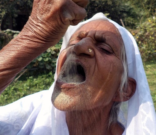 Cụ bà 78 tuổi ăn 2kg cát mỗi ngày suốt 60 năm để sống thọ