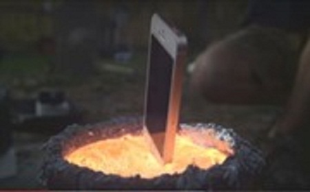 Xem iPhone bùng cháy trong nhôm nóng chảy