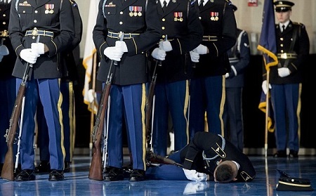 Nguyên nhân lính danh dự Mỹ đứng im khi đồng đội ngất trước mặt Obama