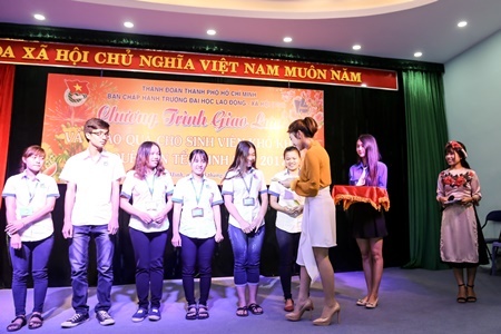 Tiêu Châu Như Quỳnh hỗ trợ sinh viên nghèo về quê ăn Tết