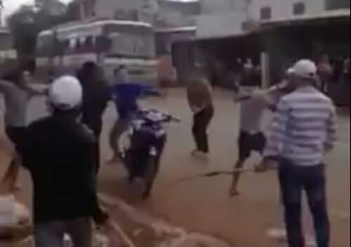Công an vào cuộc vụ hai nhóm thanh niên cầm dao chém nhau giữa đường