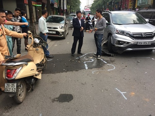 Sau tai nạn liên hoàn, người dân khiêng ô tô cứu bé trai mắc kẹt dưới gầm