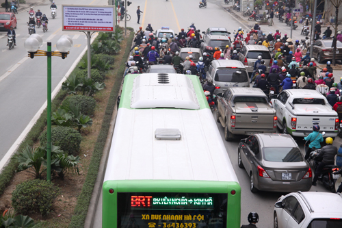 Đề xuất xử phạt cả xe buýt thường lấn làn buýt nhanh BRT