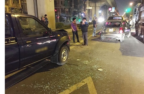 Xe biển xanh đâm taxi, 3 người nhập viện