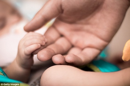 Bà trả lại cháu cho bệnh viện vì trông quá xấu xí