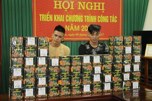 Bắt nóng 2 đối tượng dùng taxi vận chuyển khối lượng lớn pháo lậu