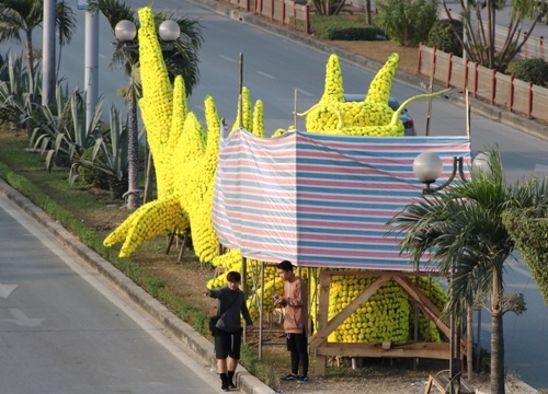 Hải Phòng: Tháo dỡ 2 mô hình rồng lạ được trang trí ở phố trung tâm