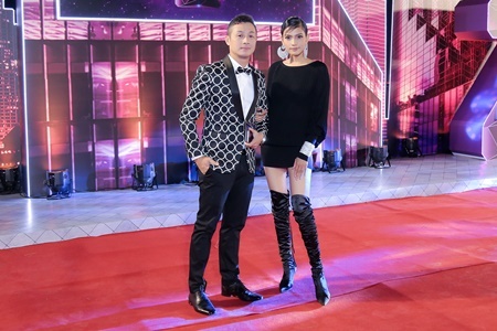 Á hậu Trương Thị May diện “cây đen” sánh đôi cùng MC Anh Tuấn trên thảm đỏ