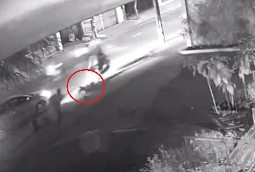 Cô gái bị kéo lê trên đường vì tên cướp giật túi xách