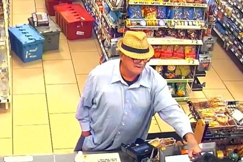 Khó tin: Người đàn ông lấy tay giả làm súng để cướp đồ