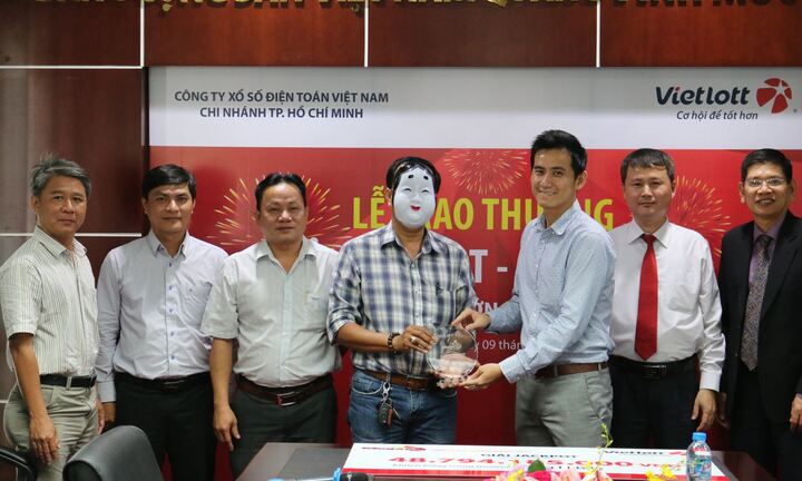 Khách hàng trúng giải Jackpot ngày 1/1/2017 đã nhận thưởng