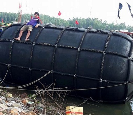 Ngư dân Quảng Ngãi vớt phao 5m dạt giữa biển