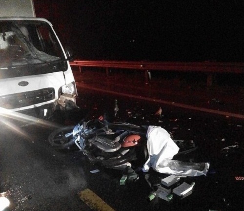 Xe tải lấn đường, nam thanh niên đi xe máy bị đâm gãy 2 chân