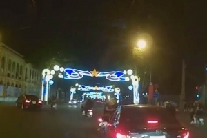 Chạy SH vượt đèn đỏ còn giơ chân đạp đầu ôtô