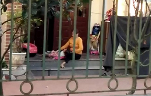 Clip người phụ nữ vật ngửa bé gái để đút ăn gây bức xúc