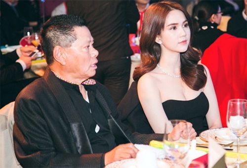 Ngọc Trinh rạng rỡ bên bạn trai tỷ phú đón tiếp khách ở Thượng Hải