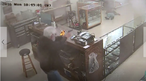 Clip cầm súng đi cướp tiệm súng, bị nhân viên bắn chết