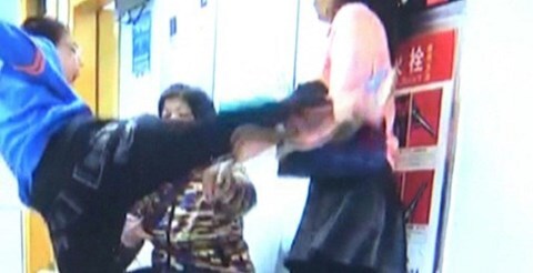 Cậu bé đánh mẹ vì không được chơi điện thoại