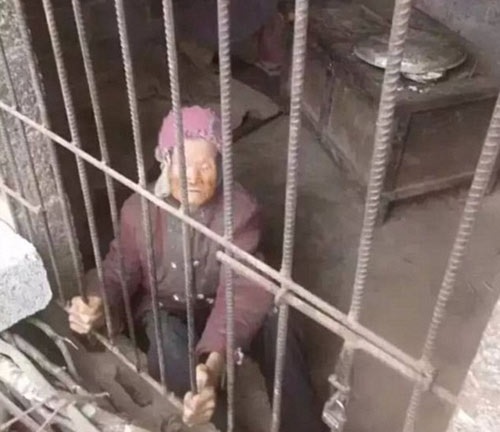 Con trai và con dâu nhốt mẹ già 92 tuổi trong phòng như chuồng lợn gây phẫn nộ