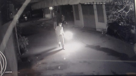 Truy tìm kẻ lạ mặt ném chai xăng đốt phòng trọ suýt thiêu chết một gia đình