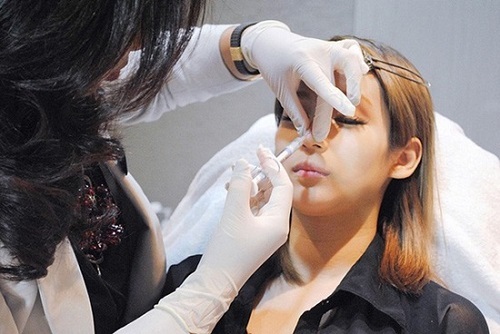 Thiếu phụ Sài Gòn sưng tấy mặt, nhiễm trùng máu do tiêm mỡ xóa nếp nhăn