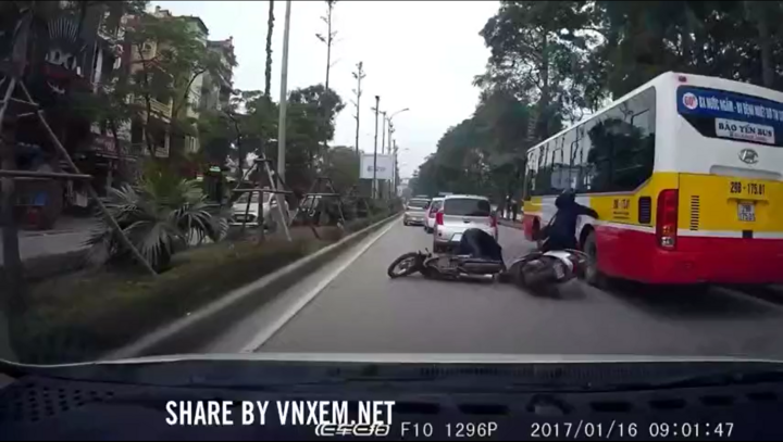Nữ ninja thoát nạn sau va chạm giao thông