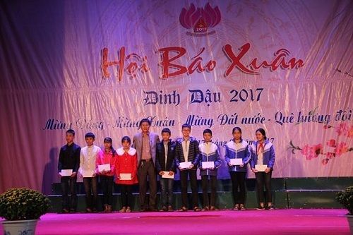 Quỹ Nhịp cầu Hồng Đức trao 10 suất quà cho HS nghèo học giỏi tại Hội báo Xuân