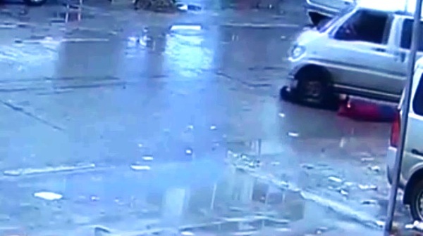 Cặp song sinh thoát chết thần kỳ sau khi bị xe hơi đè nghiến lên người