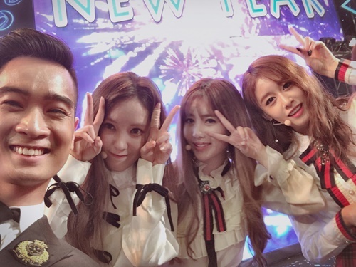 Slim V gây bấn loạn khi biểu diễn và selfie cùng T-ara