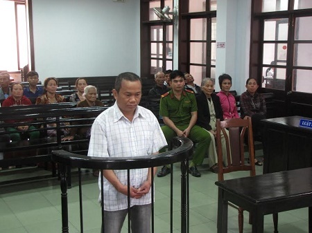 Nhậu say, chồng đánh vợ chấn thương sọ não