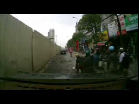 Người phụ nữ bị ngã xe máy vẫn nói chuyện điện thoại