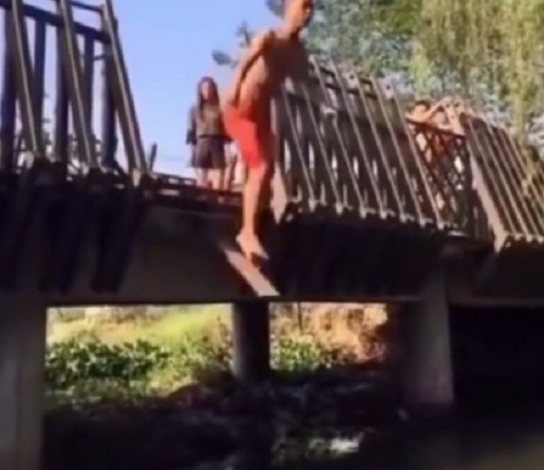 Chàng trai muối mặt khi nhảy cầu trước mặt người đẹp