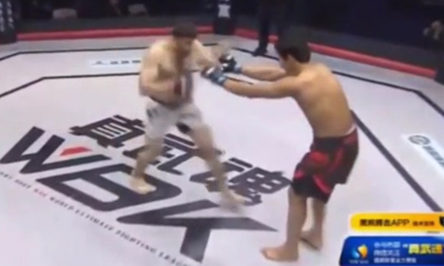 Chàng võ sĩ bị hạ knock out trong 3 giây vì chơi đẹp