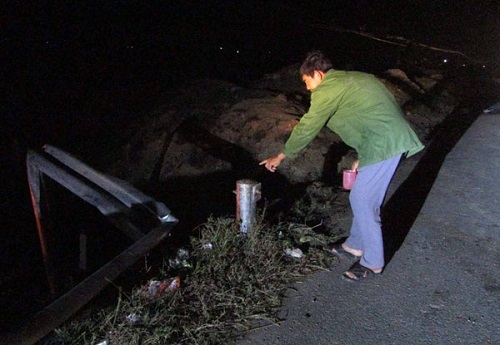 Xe tải tông lan can bên đường, 5 người trong gia đình thương vong