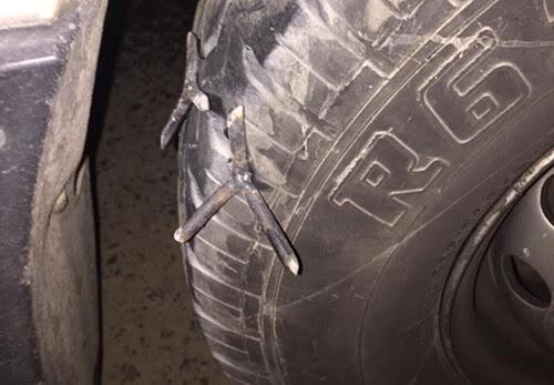 Camera quay cảnh người nước ngoài dàn cảnh làm xe ô tô thủng lốp để trộm cắp