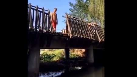 Chàng trai muối mặt khi nhảy cầu trước mặt người đẹp