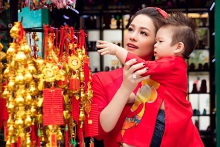 Nhật Kim Anh cùng con trai mặc áo dài dạo phố những ngày giáp tết