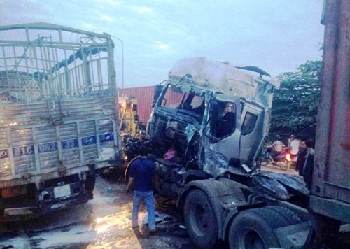 Tông vào đuôi xe tải, tài xế xe container mắc kẹt trong cabin suốt 2 giờ