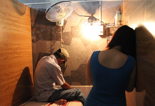 Đột kích hàng loạt tiệm hớt tóc, bắt quả tang nhiều vụ mua bán dâm