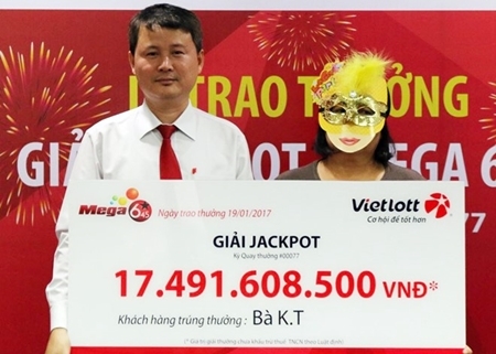 Người phụ nữ ở TP. Hồ Chí Minh nhận giải độc đắc hơn 17 tỷ đồng của Vietlott 