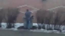 Bạn trai “ném” người yêu vào thùng rác vì cặp bồ