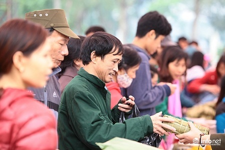 Ấm lòng phiên chợ Tết… không đồng cho người nghèo tại Hà Nội