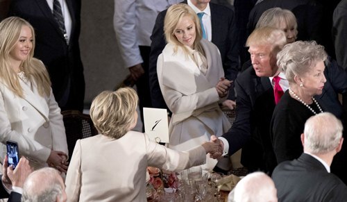 Trump và Clinton bắt tay gượng gạo tại tiệc trưa nhậm chức