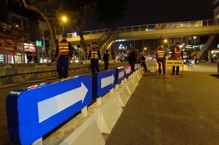 Gấp rút lắp dải phân cách tuyến buýt nhanh BRT trong đêm