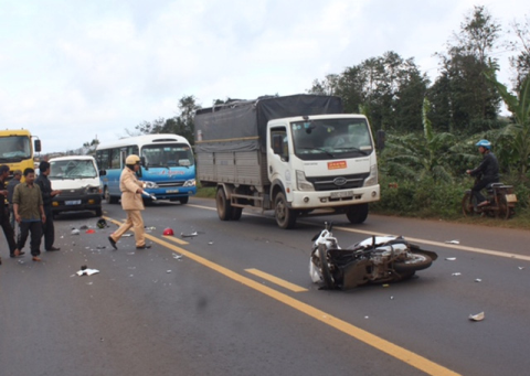 Đắk Lắk: Xe biển xanh chở đoàn đi chúc Tết tông 2 giáo viên tử vong